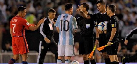 Messi tranh cãi và lăng mạ trọng tài ở trận đấu giữa Argentina và Chile.